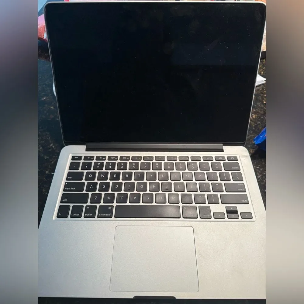 MACBOOK 2013 Pro Silver 13 Inch 256gb LIKE NEW CONDITION Charger REFURBISED :)